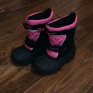 Little kids totes snow boots - size 6